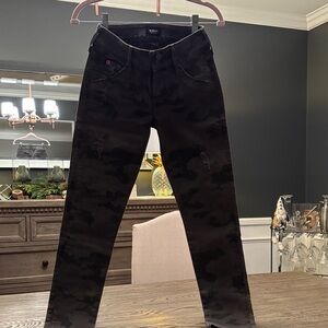 Hudson Jeans Women’s Camouflage straighten leg jeans. Size 25.
They’re not black